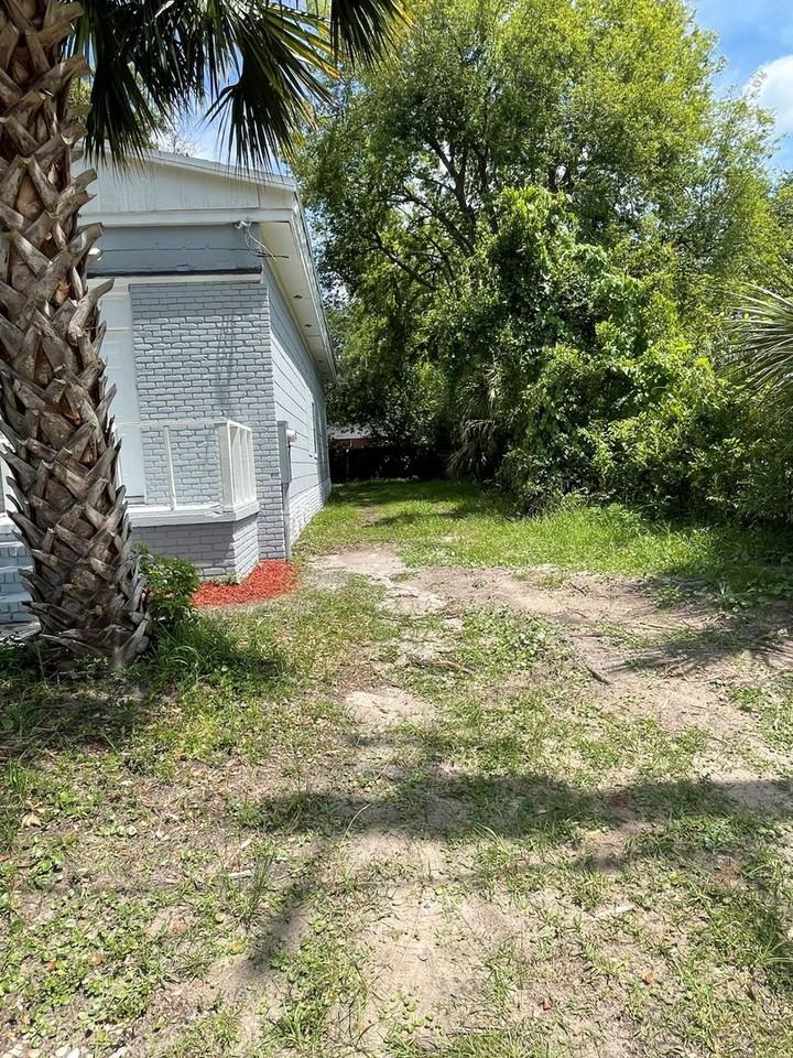 1497 W 30th St - Photo 3 of 27