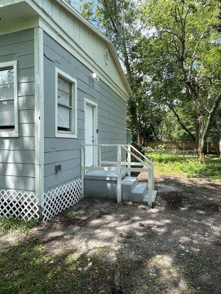 1497 W 30th St - Photo 4 of 27