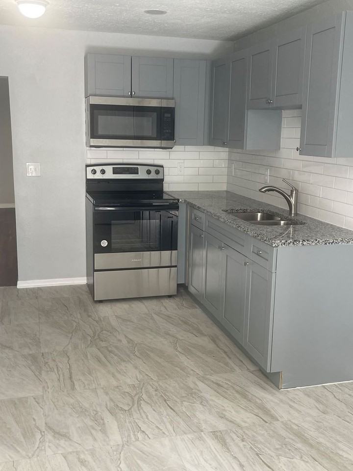 1497 W 30th St - Photo 6 of 27