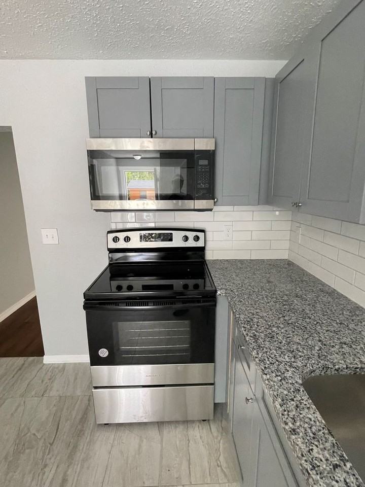 1497 W 30th St - Photo 7 of 27