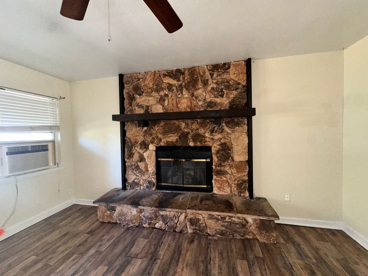 605 S 1st St - Photo 5 of 15