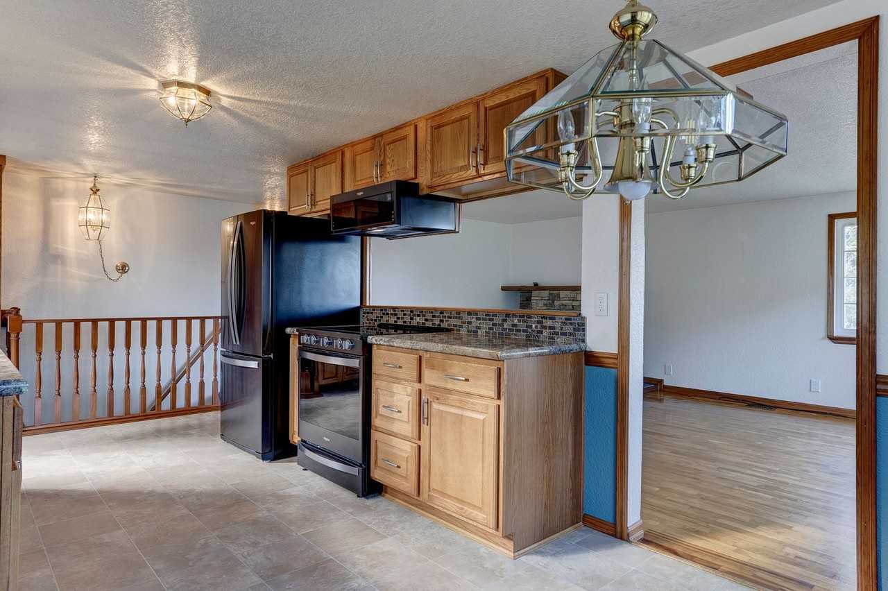 3143 Summit Boulevard - Photo 7 of 32