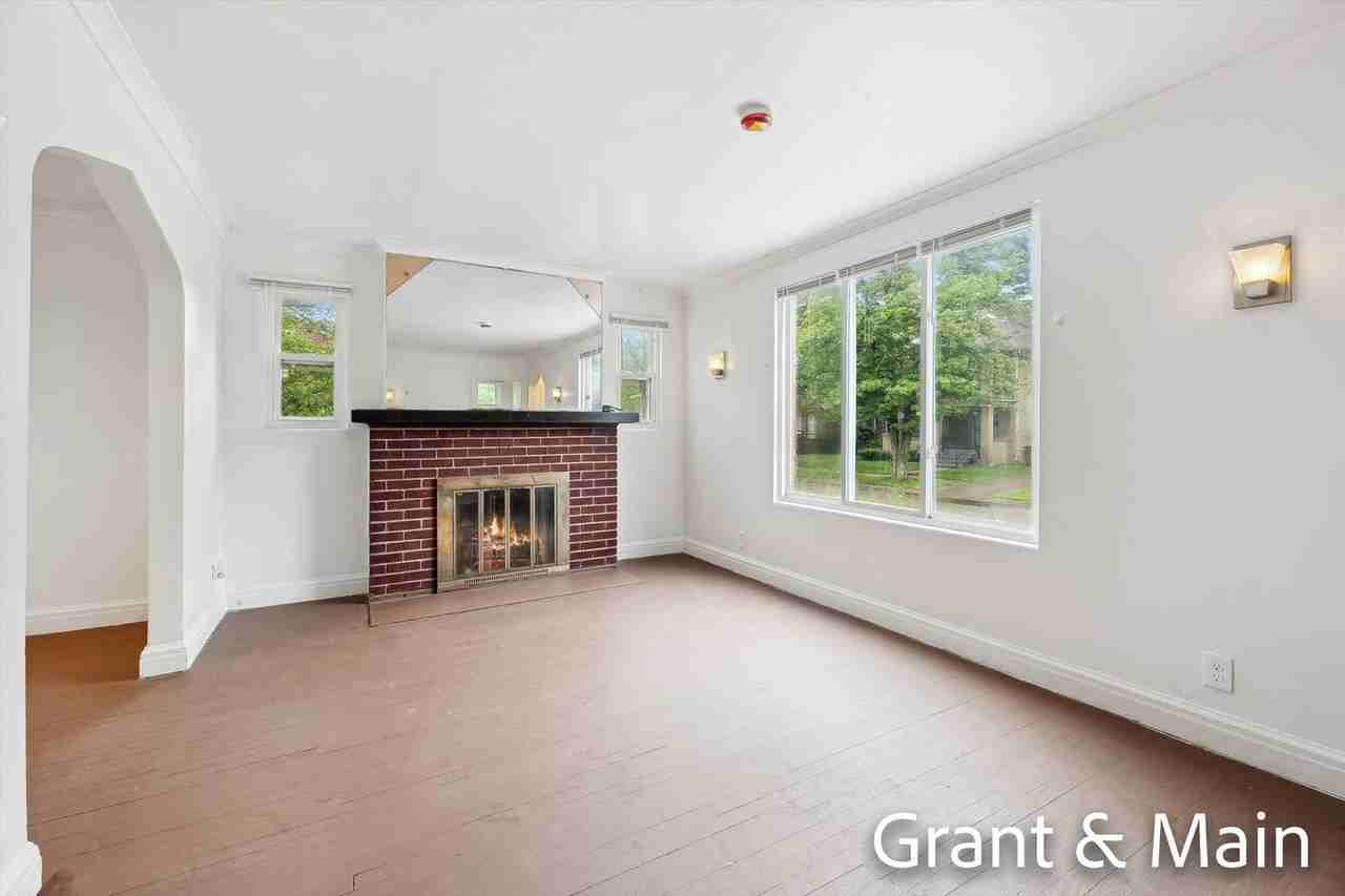 19250 Charest St - Photo 4 of 23