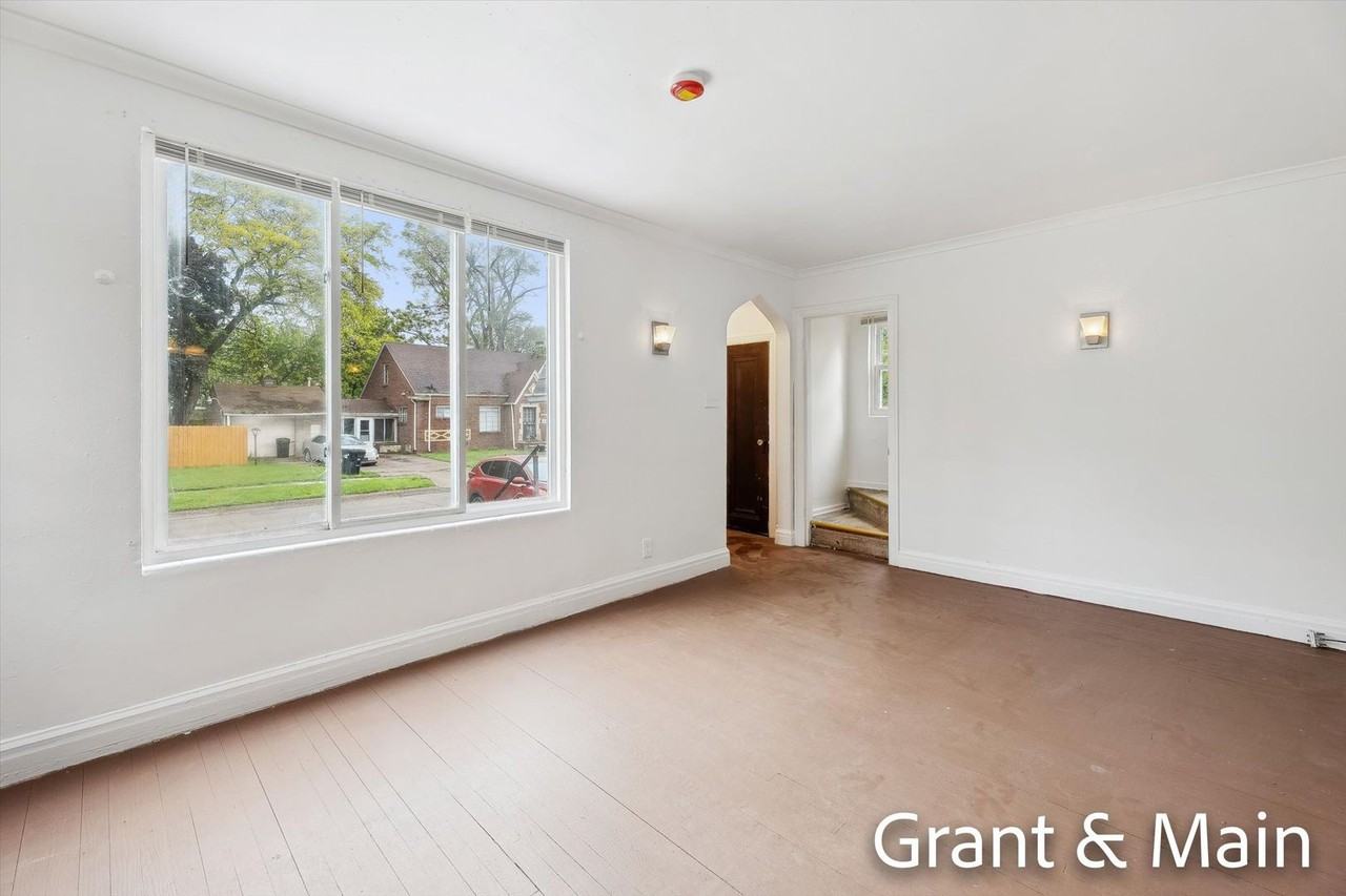 19250 Charest St - Photo 5 of 23