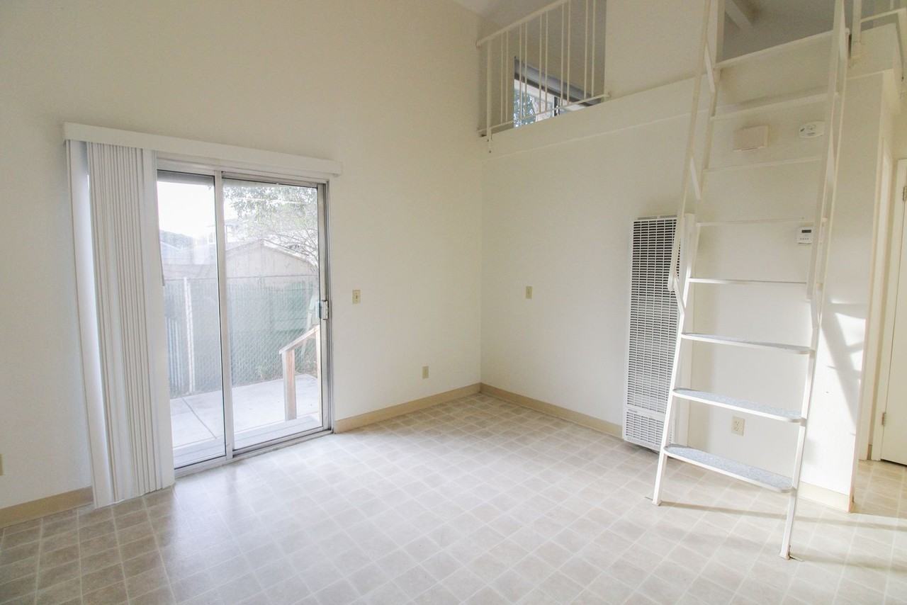 369 Sandercock St - Photo 2 of 12