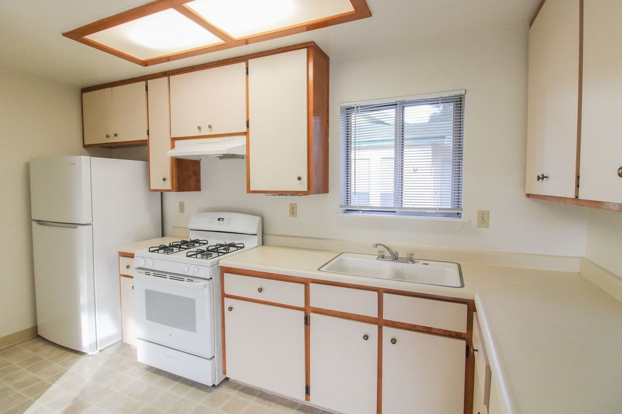 369 Sandercock St - Photo 3 of 12