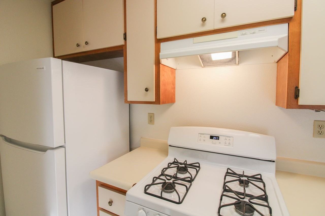 369 Sandercock St - Photo 4 of 12