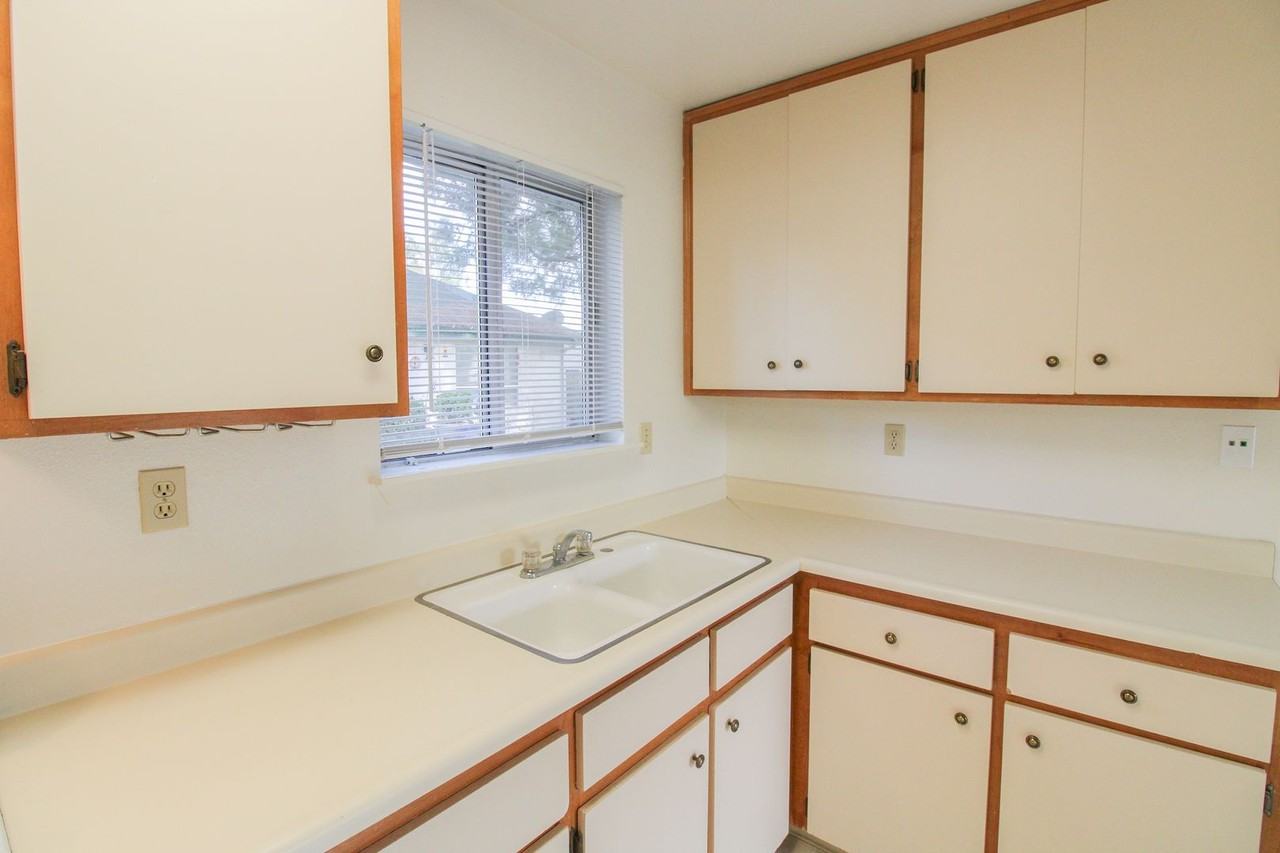369 Sandercock St - Photo 5 of 12