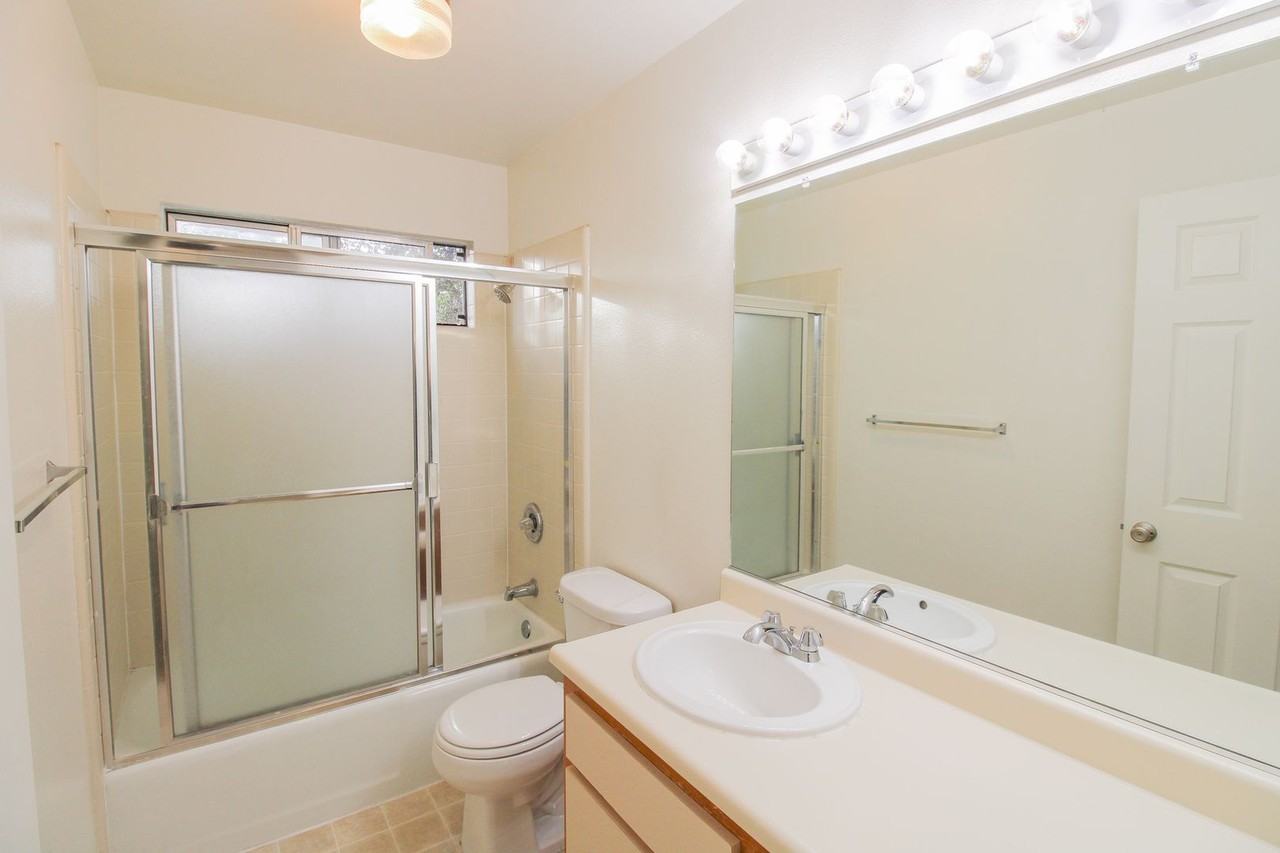 369 Sandercock St - Photo 6 of 12