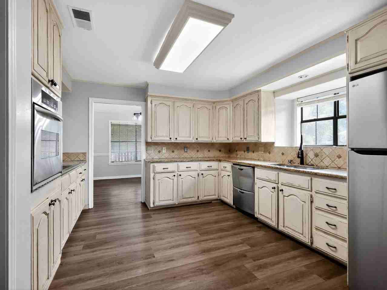 18270 Stillwood Ln - Photo 3 of 33