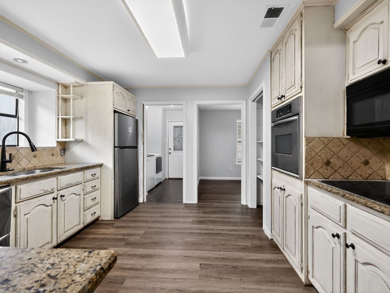 18270 Stillwood Ln - Photo 2 of 33