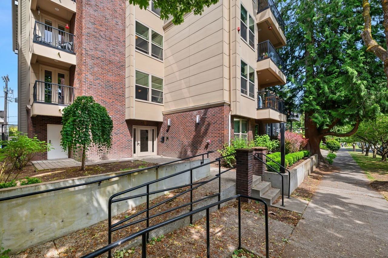 1811 Apartments - Photo 4 of 16