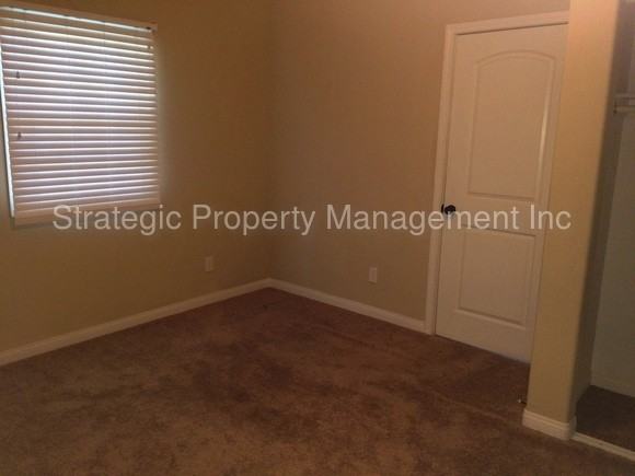 3951 Center St - Photo 3 of 16