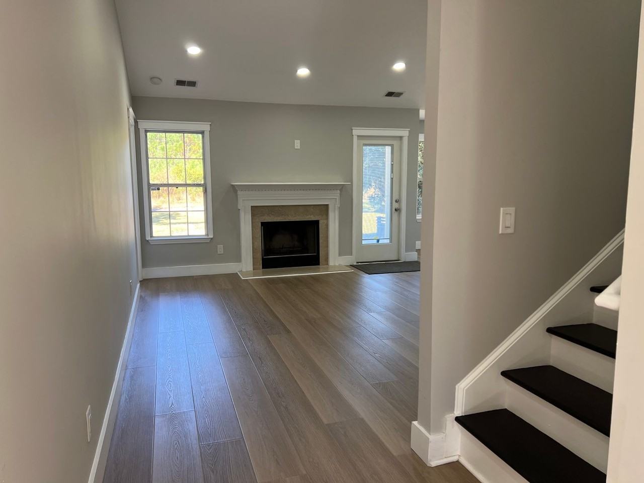 21 Hawthorne Ct - Photo 3 of 42