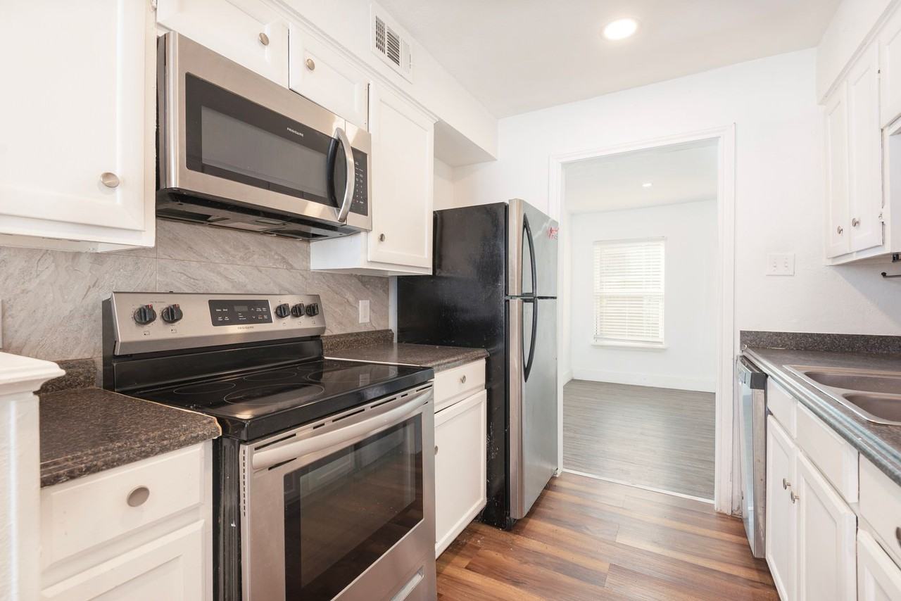 4618 San Jacinto St #B - Photo 2 of 14