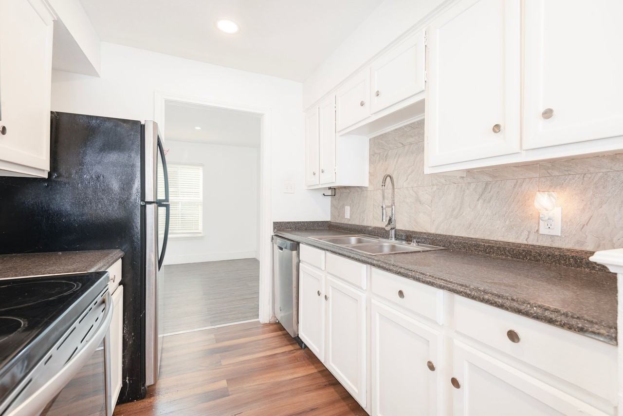 4618 San Jacinto St #B - Photo 3 of 14