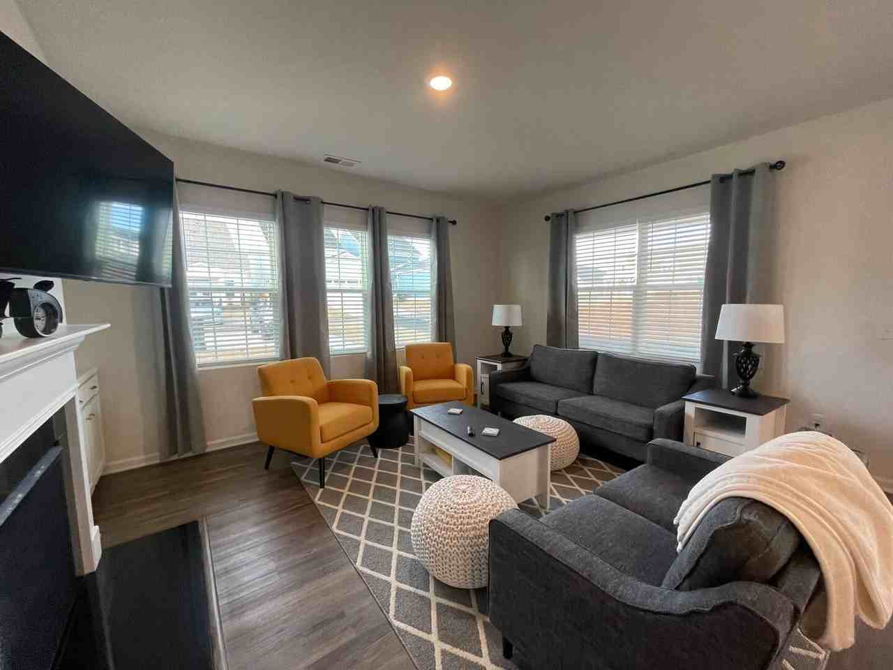 8 Leander Dr - Photo 3 of 16