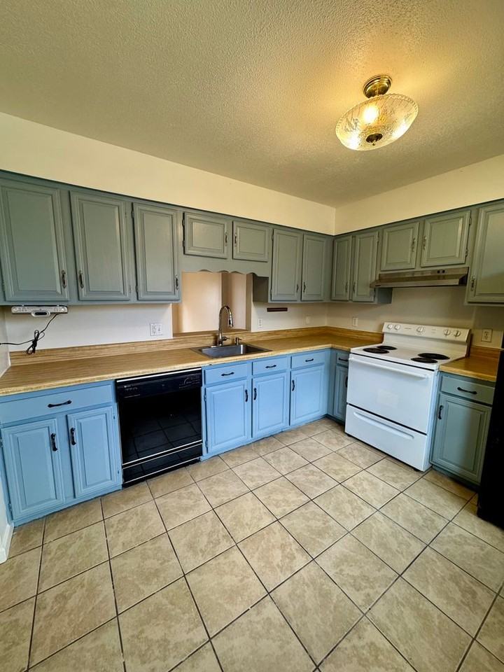 940 Northfield Ct - Photo 3 of 16