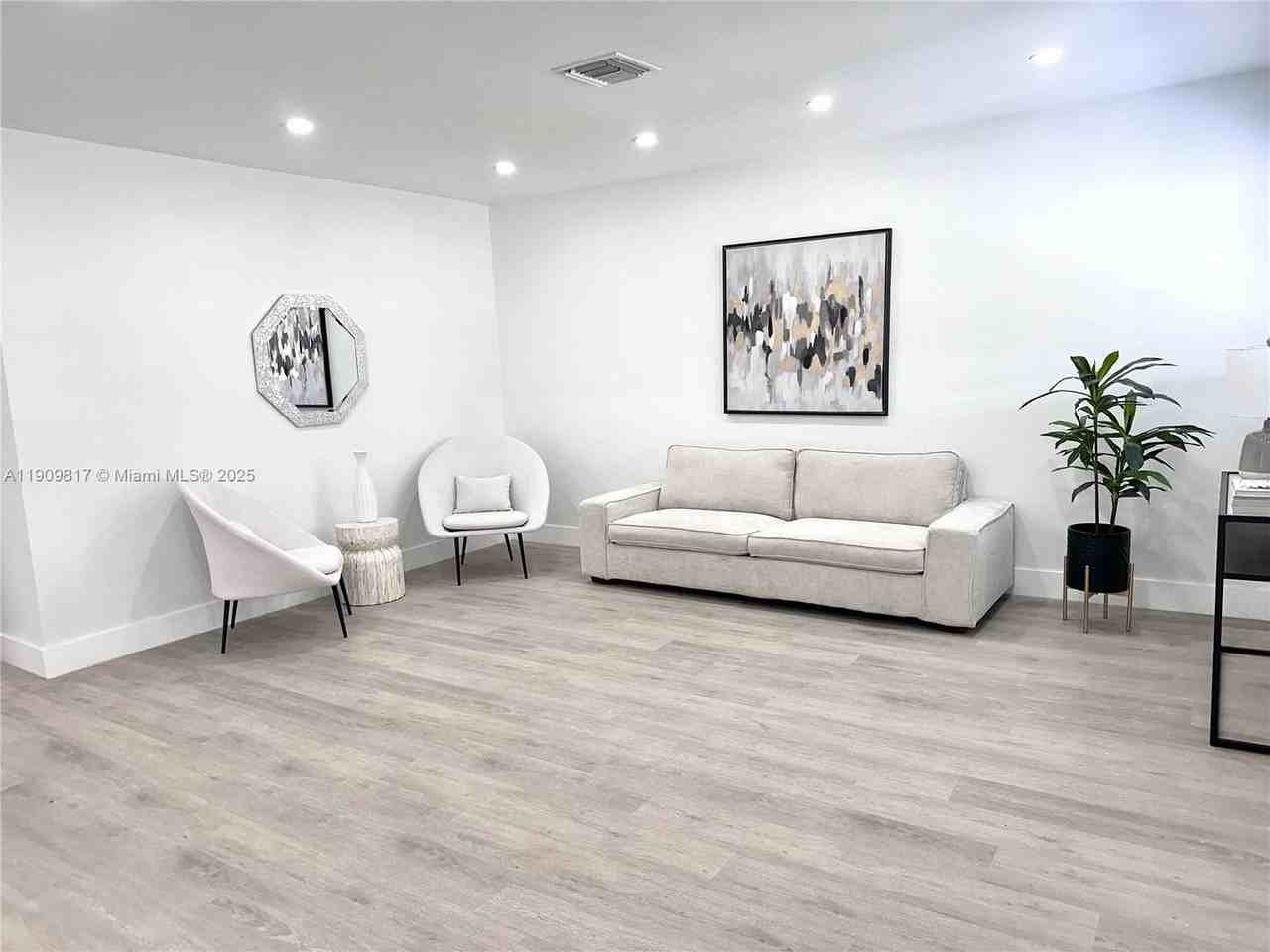 2421 N 56th Ter - Photo 4 of 19