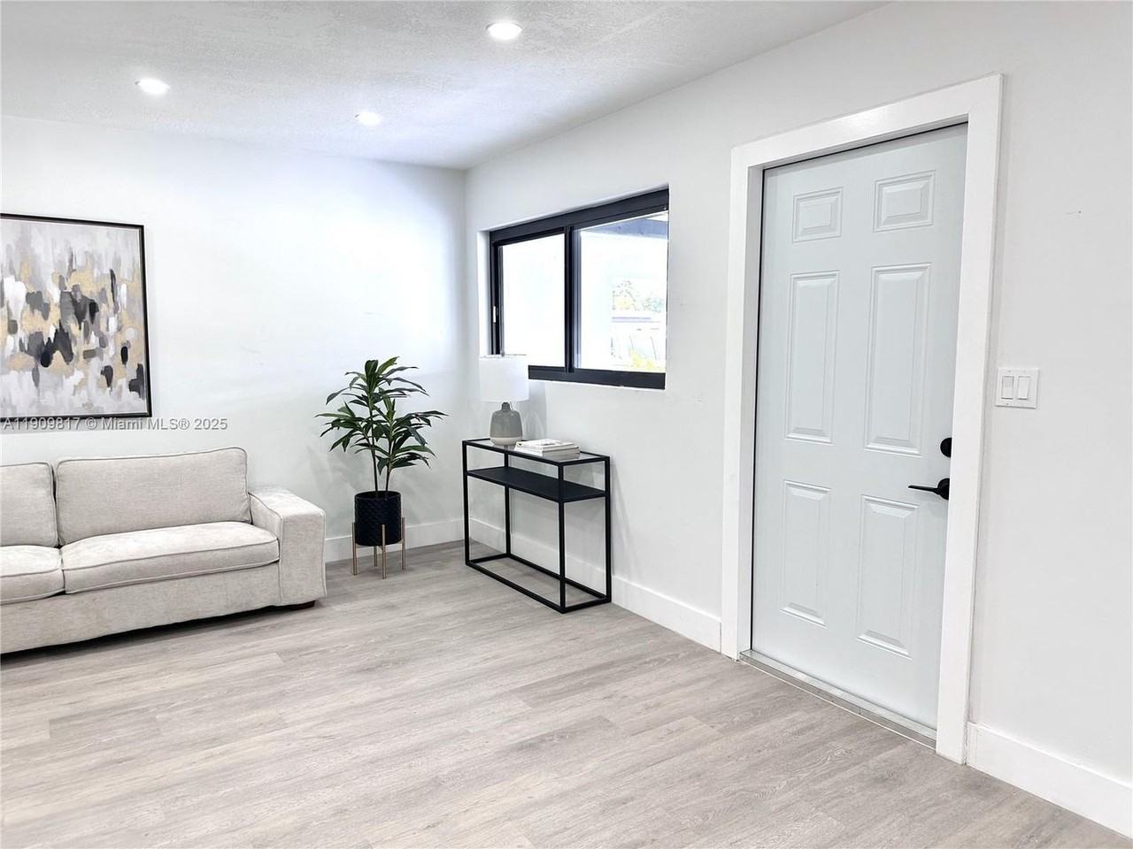 2421 N 56th Ter - Photo 5 of 19