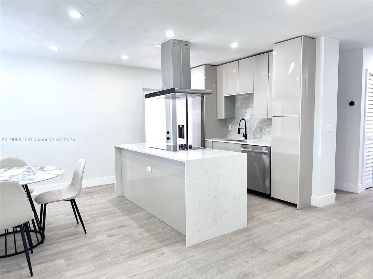 2421 N 56th Ter - Photo 6 of 19