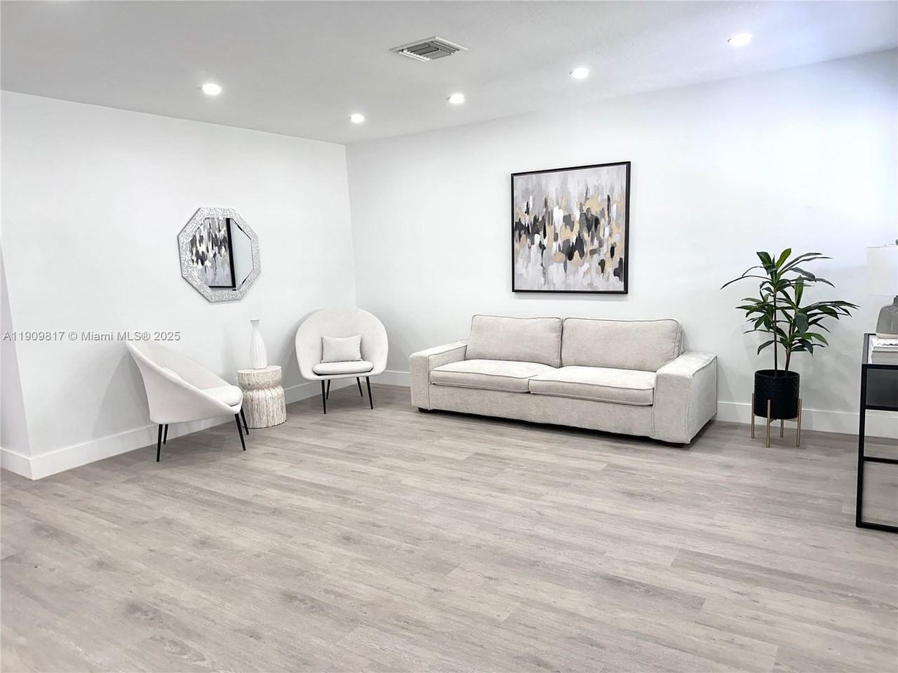 2421 N 56th Ter - Photo 7 of 19