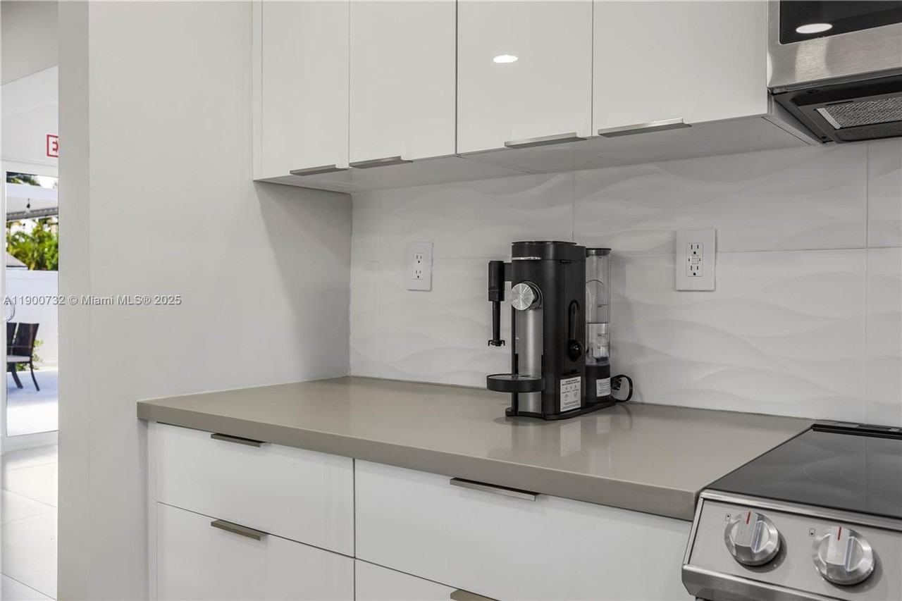 1104 N 13th Ter - Photo 2 of 17