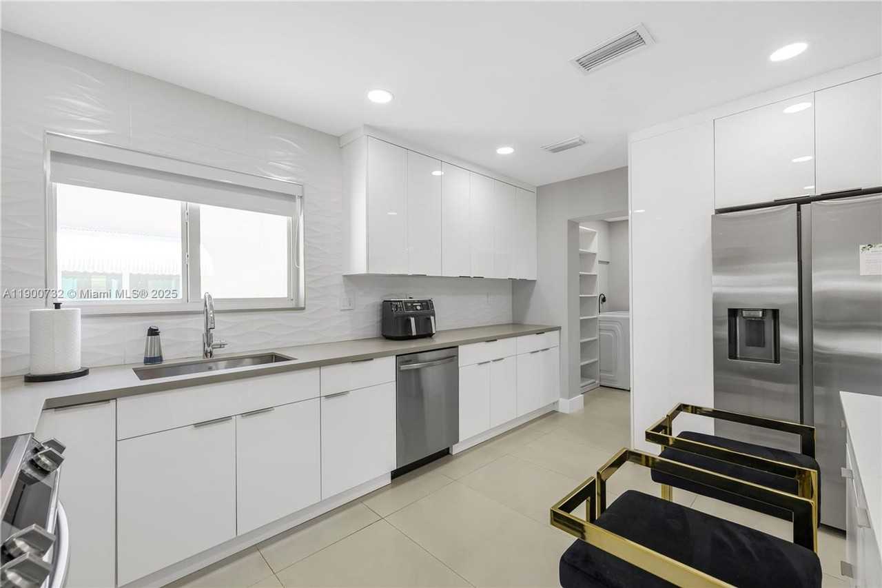 1104 N 13th Ter - Photo 3 of 17