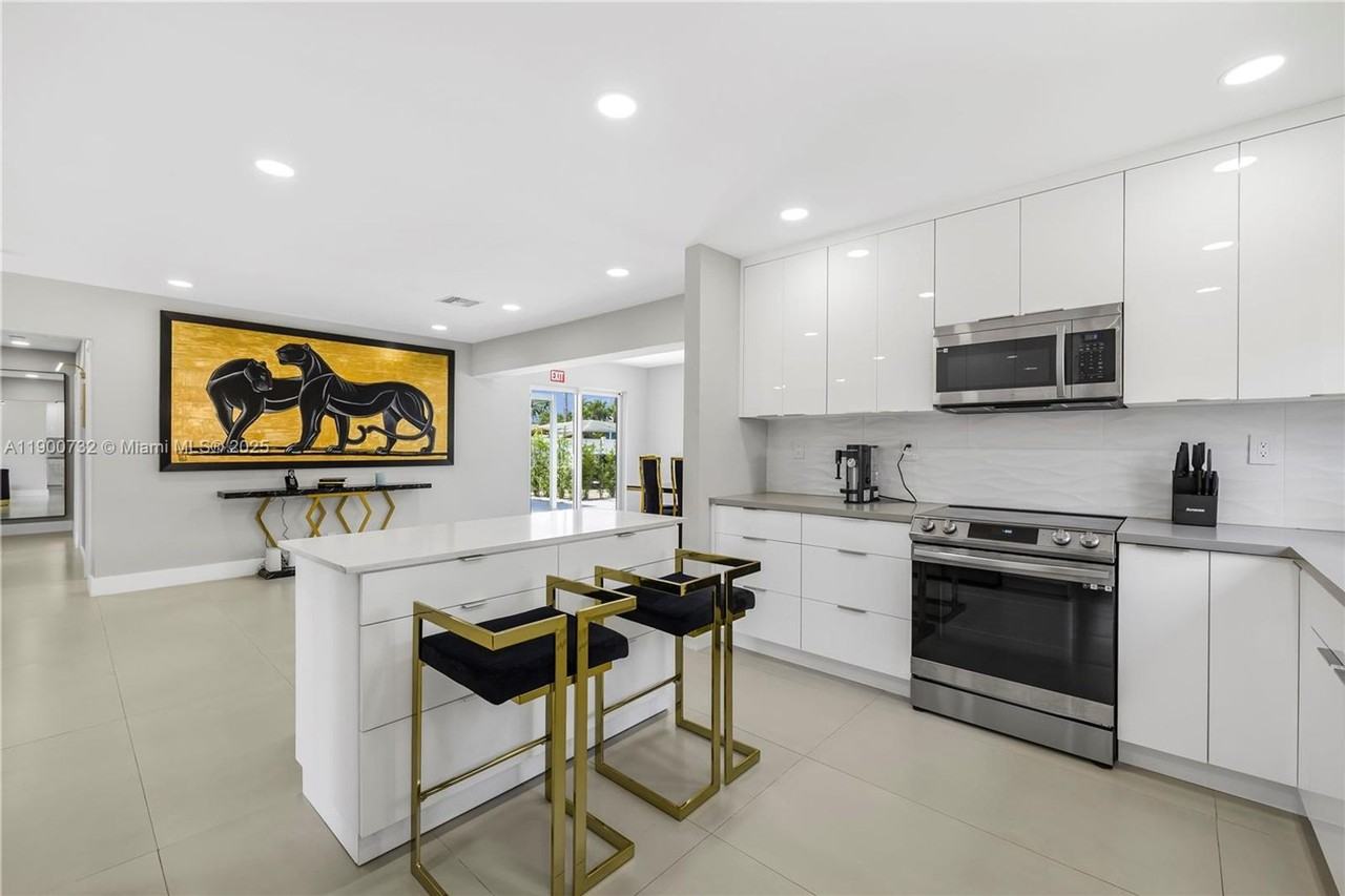 1104 N 13th Ter - Photo 4 of 17