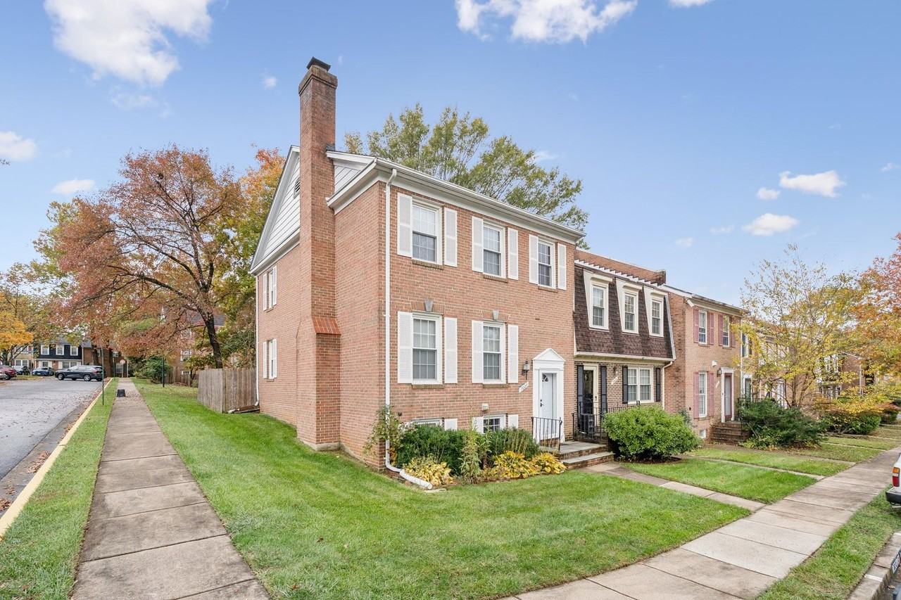 7029 Bradwood Ct - Photo 3 of 43