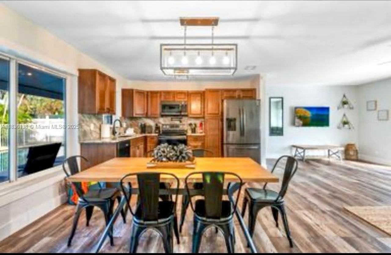 2233 Se 13th St - Photo 2 of 15