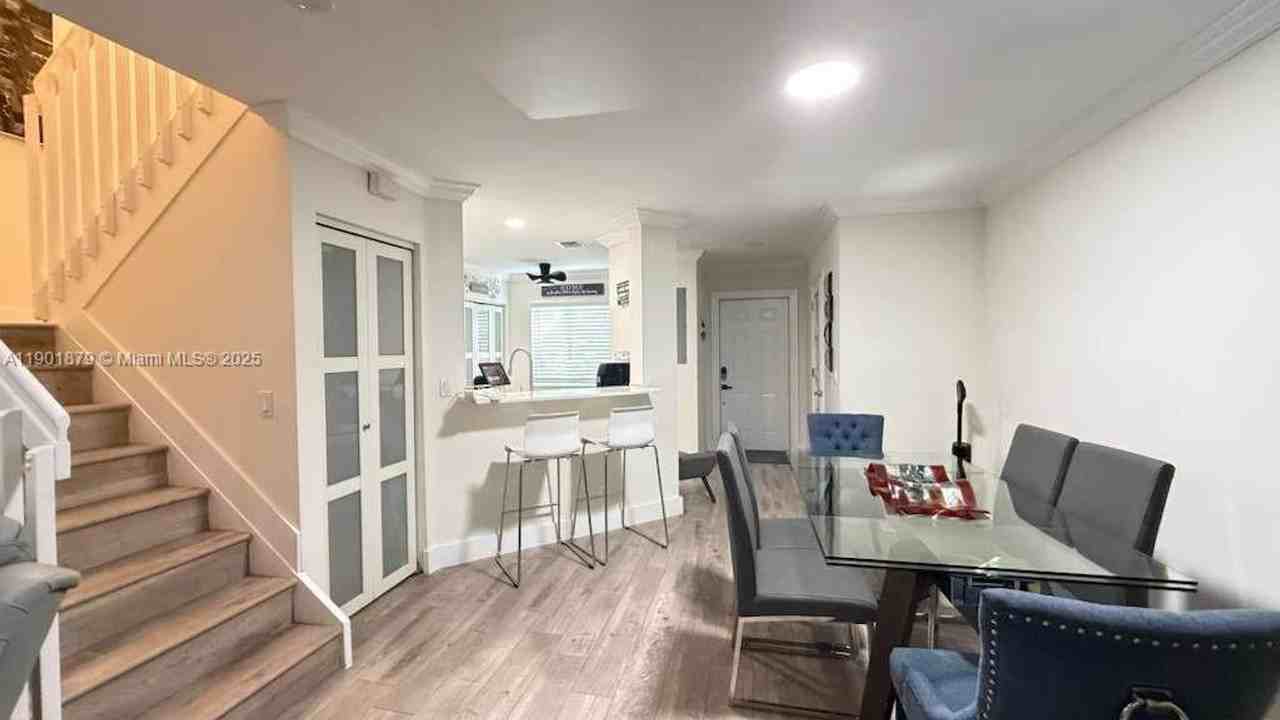 1407 Sw 48th Ter - Photo 2 of 20