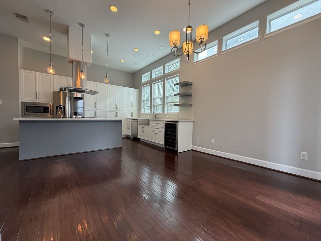 2906 Baer St - Photo 3 of 33