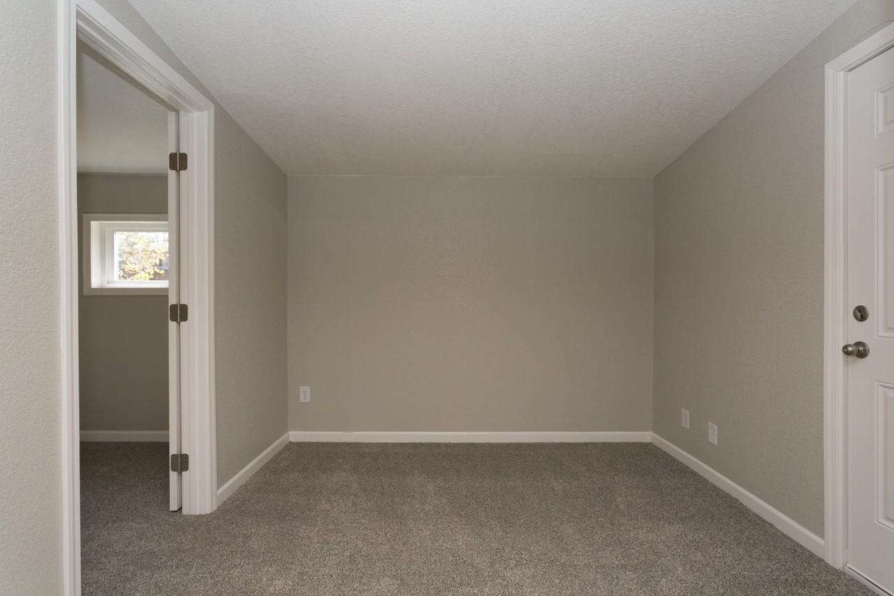 1107 Glen Dale Ct - Photo 3 of 25