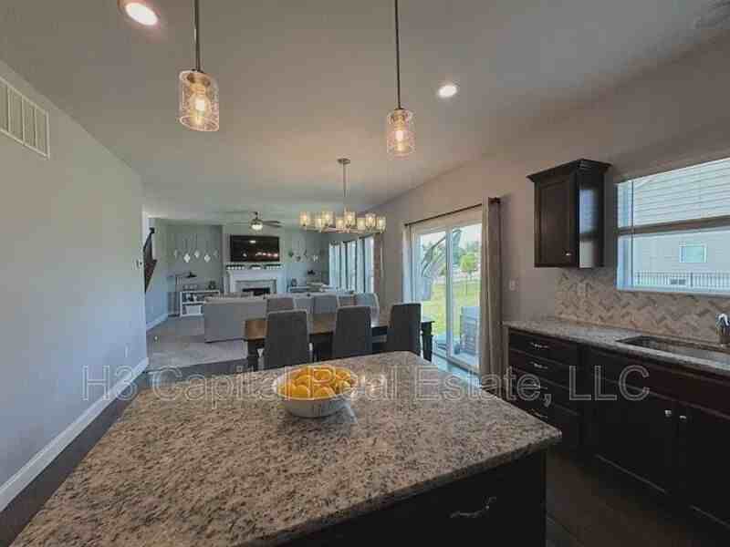 1401 Miami Ct - Photo 3 of 38