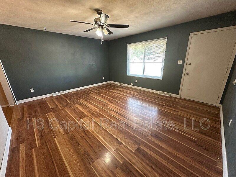 109 E Poos Dr - Photo 2 of 8