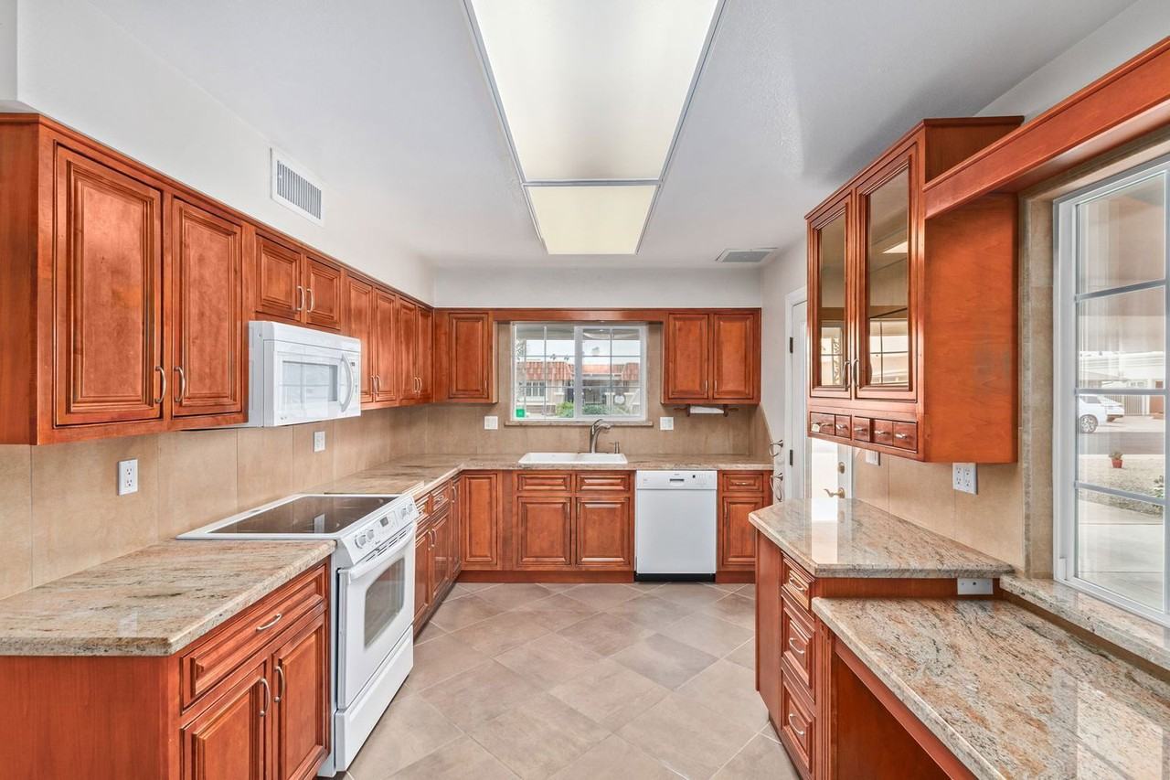 14022 N Whispering Lake Dr - Photo 2 of 23