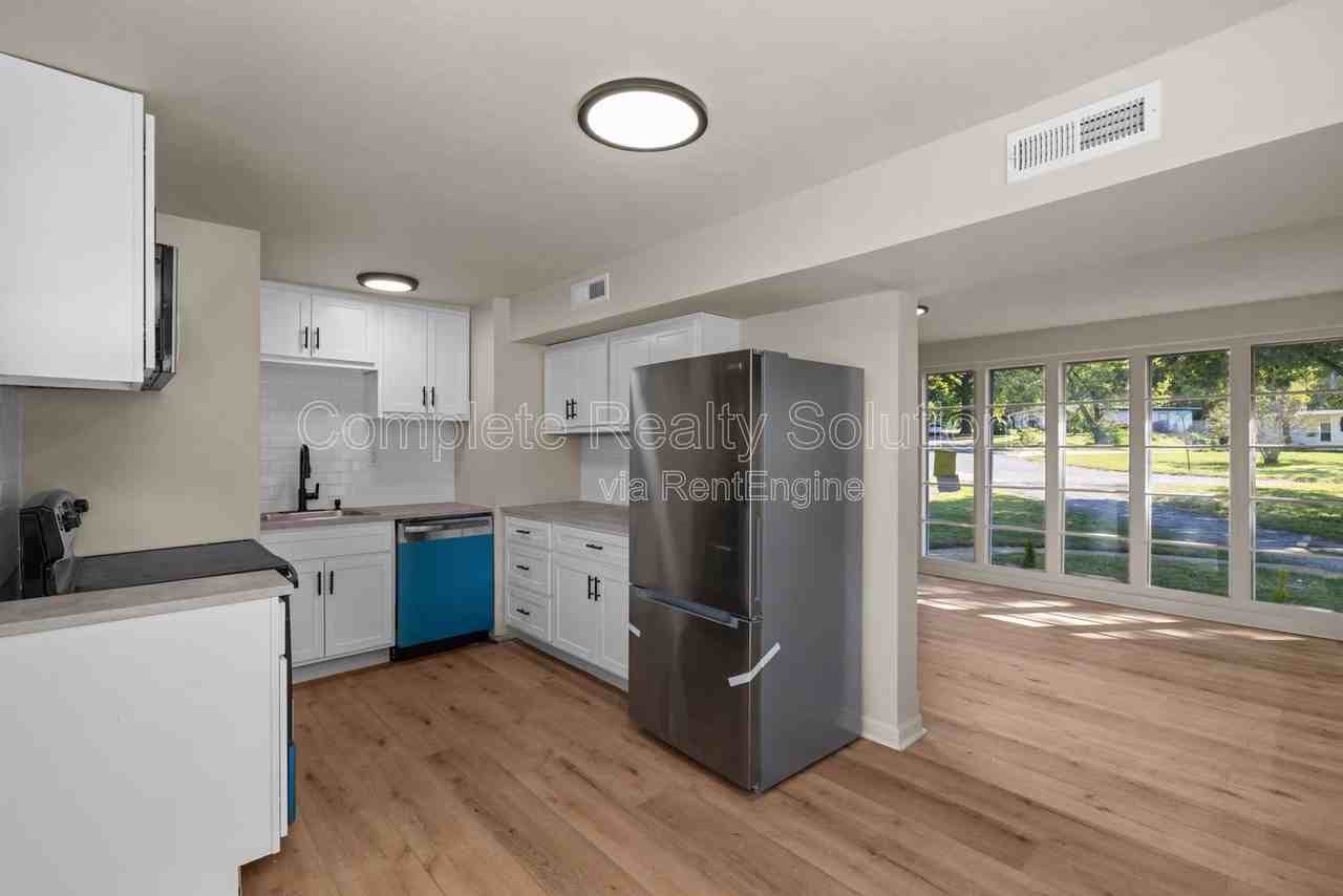 1395 Saint Jean St - Photo 3 of 21