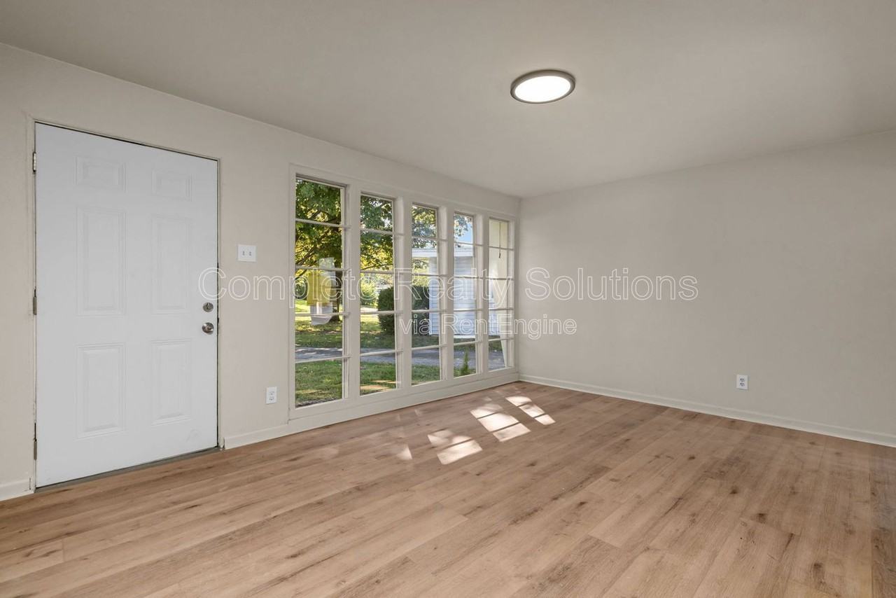 1395 Saint Jean St - Photo 6 of 21