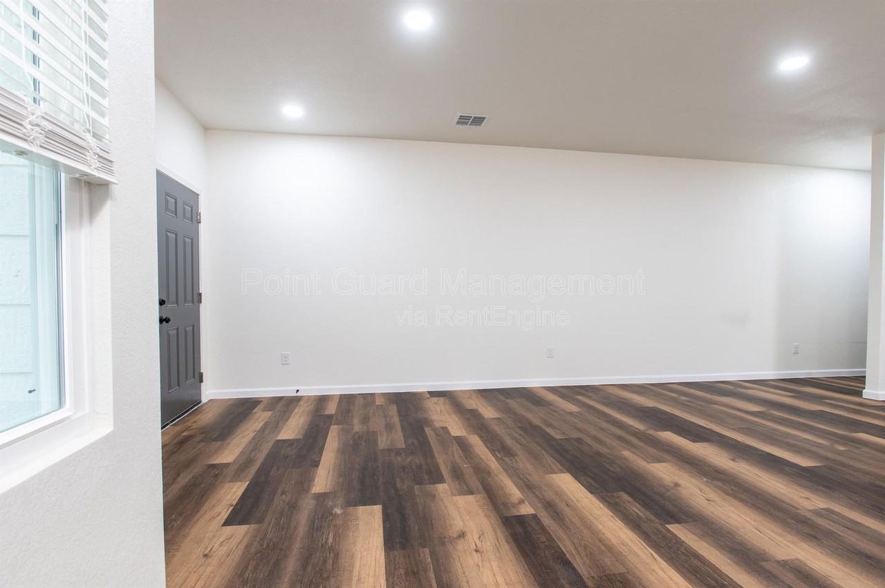 315 S Green St - Photo 2 of 17