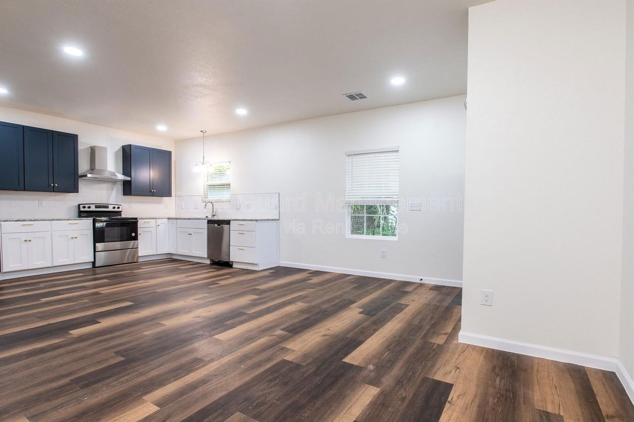 315 S Green St - Photo 4 of 17