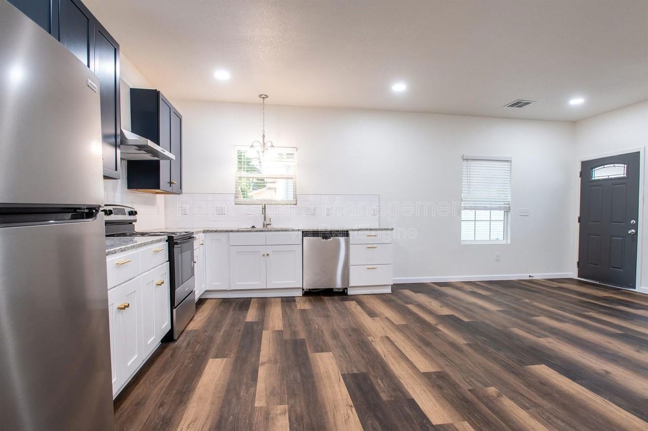 315 S Green St - Photo 5 of 17