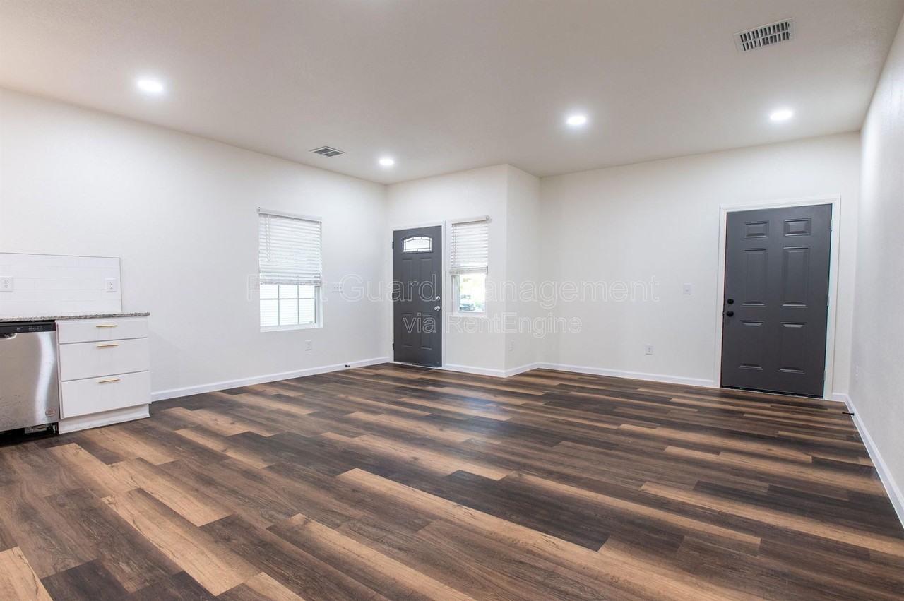 315 S Green St - Photo 6 of 17