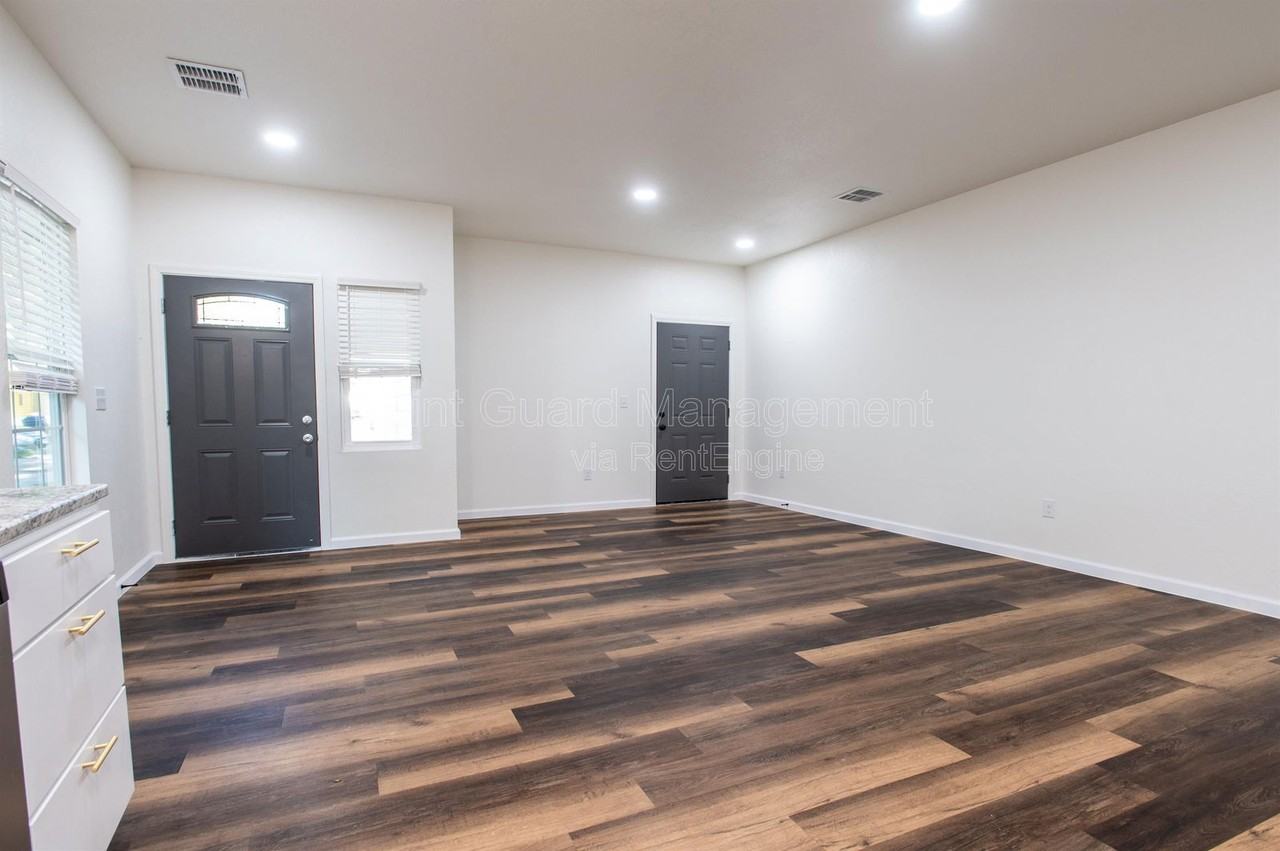 315 S Green St - Photo 7 of 17