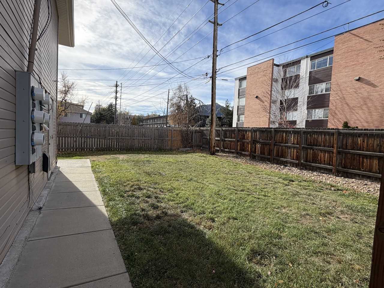 915 30th St #C - Photo 2 of 25