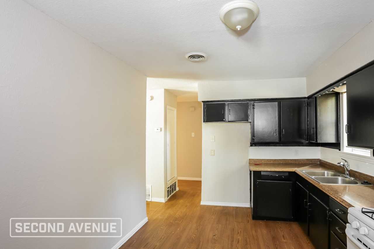 2005 Mount Pleasant Dr - Photo 6 of 26