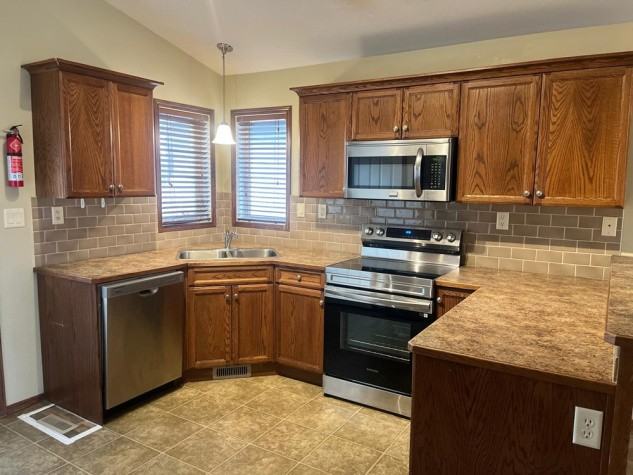 Full House in the lovely suburb of Inglewood - Photo 2 of 15