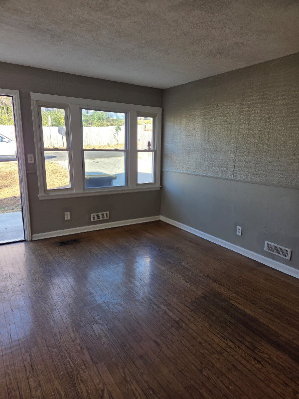 5907 Jackson Ave - Photo 3 of 9