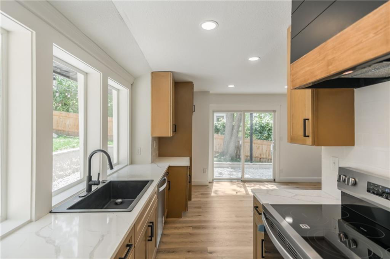 4635 Genessee St - Photo 5 of 18