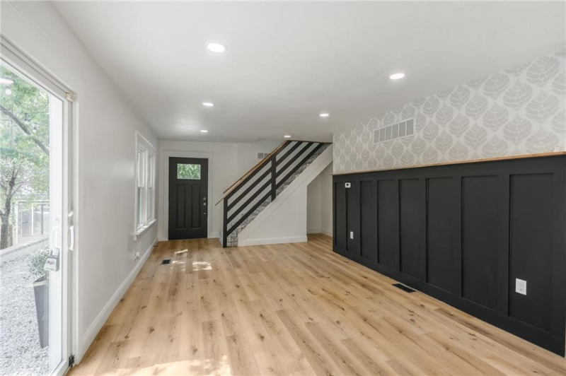 4635 Genessee St - Photo 6 of 18